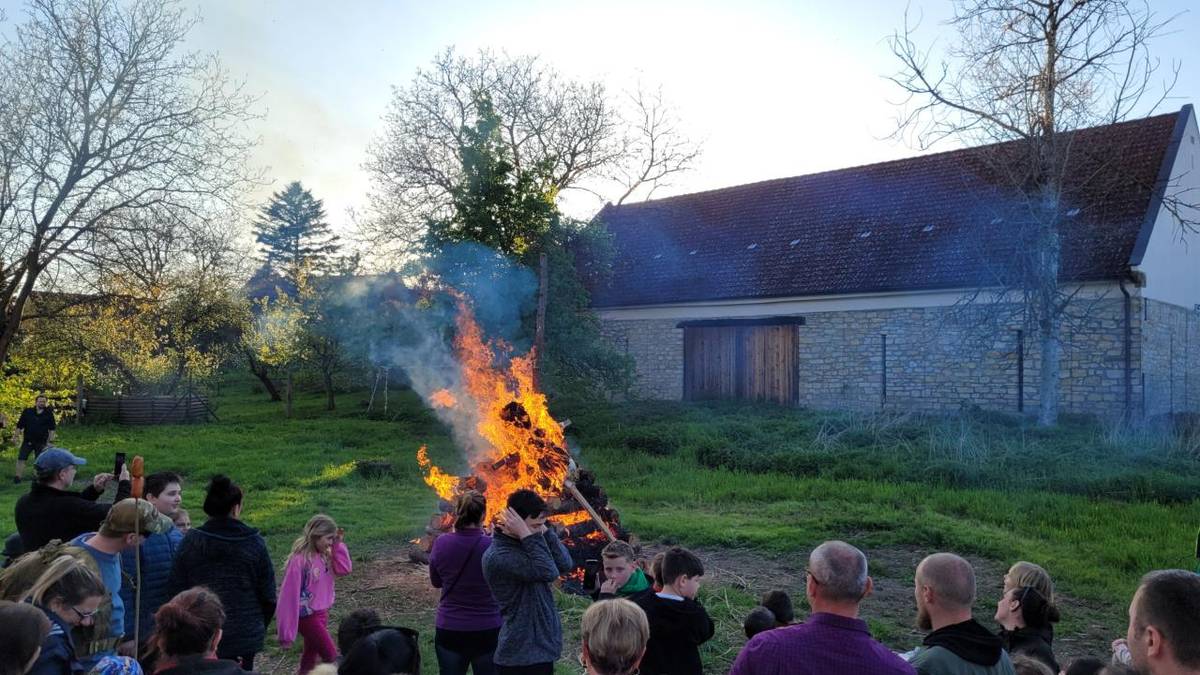 Obec a SK Poříčany vás zvou na tradiční pálení čarodějnic na fotbalovém hřišti.