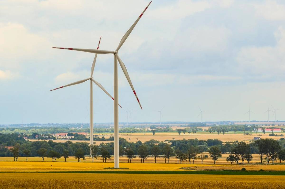Stát připravuje změnu Územního rozvojového plánu, ve které navrhuje tzv. akcelerační zóny pro výstavbu větrných elektráren. Jedna z nich – AOV46 Hříšice – by zasahovala i do katastru Malého Pěčína, tedy velmi blízko našich domovů.