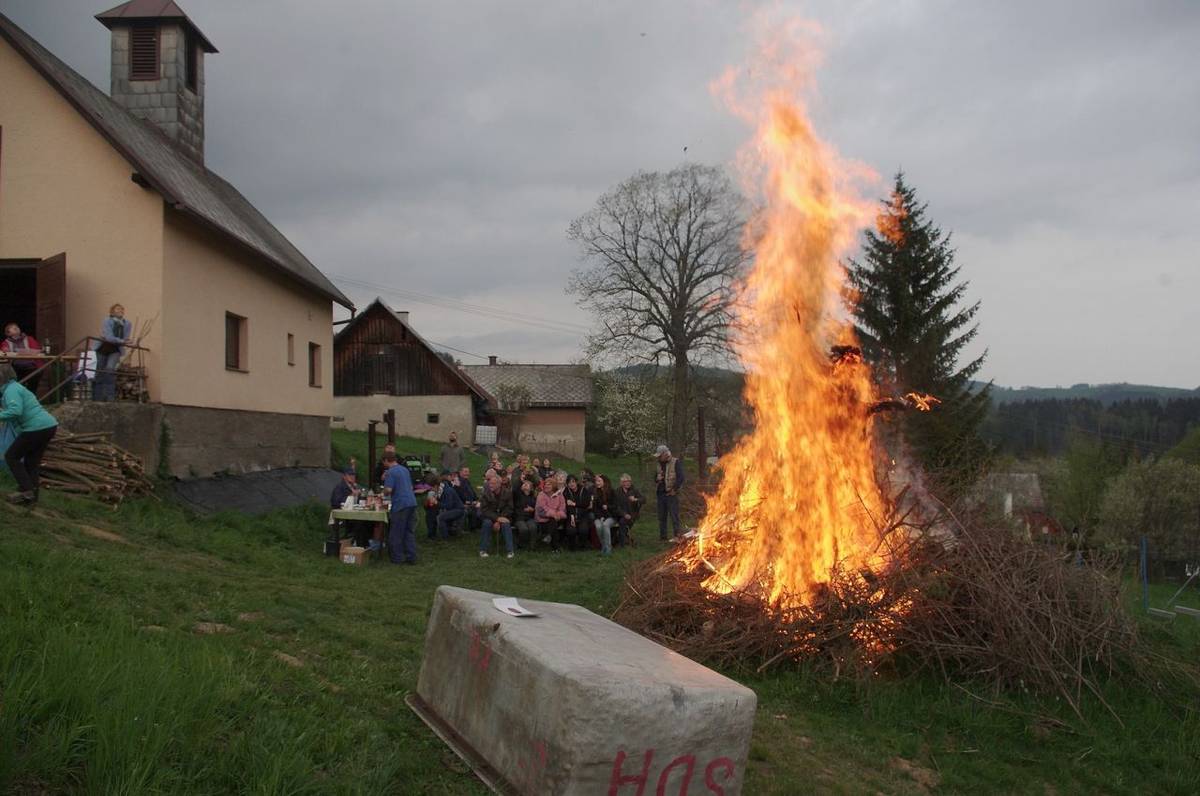 a to souběžně na dvou místech ve vsi:  1, na fotbalovém hřišti  2, pod hasičskou zbrojnicí na Jilmu