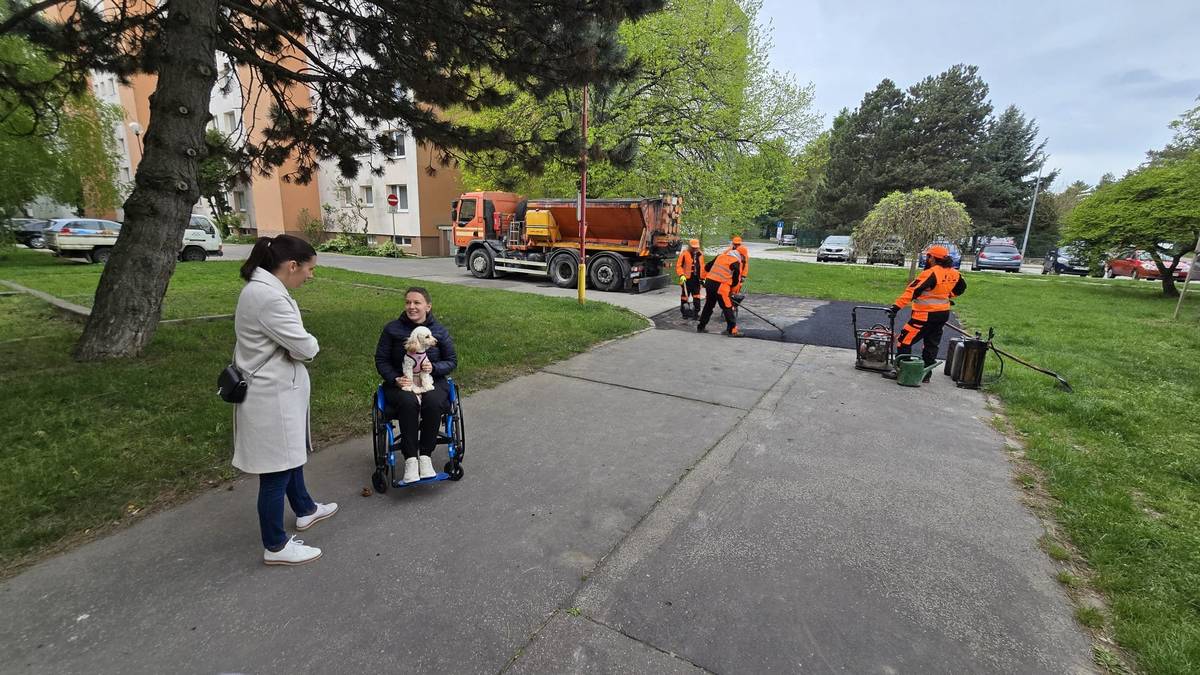Na sociálnych sieťach sme zachytili video pani Simonky z Trnavy, ktorej jeden úsek chodníka komplikoval pohyb a každodenné fungovanie.   Tento podnet sa podarilo vyriešiť do pár dní. Ako povedala na mieste viceprimátorka mesta Eva Nemčovská: „Nie všetky bariéry vo verejnom priestore si vieme všimnúť okamžite. Aj preto majú podnety od obyvateľov veľký význam."    Ďakujeme za toto upozornenie. Pomohlo pomenovať konkrétny problém a posunúť jeho riešenie.     Ak si všimnete v Trnave podobné miesta, budeme radi, ak nám o nich dáte vedieť cez Odkaz pre starostu. V hodnotení Inštitútu pre dobre spravovanú spoločnosť (SGI), ktorý prevádzkuje portál Odkaz pre starostu, získala Trnava už desaťkrát ocenenie Zlaté vedro.   Aj vďaka vašim podnetom vieme reagovať rýchlejšie a cielenejšie.     Skúste to s nami nahlásením podnetu cez portál Odkaz pre starostu.