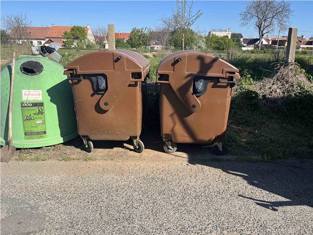 Město Strážnice informuje občany 📢, že biokontejner ♻️ původně umístěný v místě napojení ulice Rumunská na ulici U Podjezdu byl přemístěn přibližně o 90 metrů dále  na ulici U Podjezdu, do prostoru vyústění komunikace Bartošova. Důvodem přemístění je skutečnost ⚠️, že kontejner stál na soukromém pozemku 🏡 a jeho vlastníci již nesouhlasí ❌ s dalším umístěním na tomto místě. V novém stanovišti 📍 již jeden biokontejner stojí; nově zde budou umístěny dva ♻️♻️ Kapacita pro sběr bioodpadu se tedy nesnižuje 📊 a služba zůstává plně zachována ✅