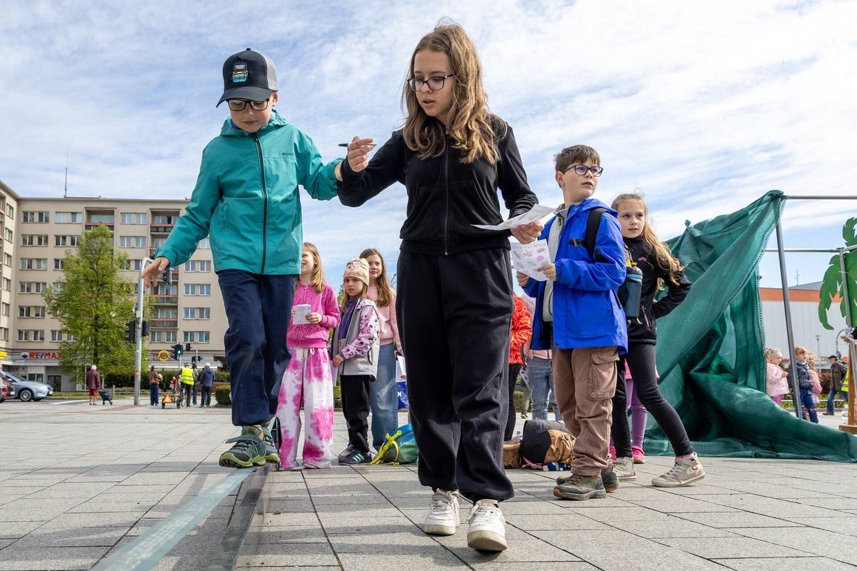 Oslavy Dne Země v Havířově letos opět přilákaly stovky dětí z mateřských i základních škol a potvrdily, že environmentální témata lze předávat hravou a poutavou formou. Akce, která se konala 23. dubna na náměstí Republiky a blízkém okolí, zaznamenala mimořádný ohlas a pozitivní reakce jak ze strany dětí, tak pedagogů i organizátorů. Letošní téma bylo Zachraňme pralesy a pro děti z mateřských i základních škol byl připraven pestrý program plný interaktivních stanovišť, soutěží, kreativních dílen a tematických her, které podporují vztah k přírodě. Děti si mohly vyzkoušet například smyslohraní, péči a starost o koně či psí agility. O úspěch havířovského Dne Země 2026 se zasloužily také místní organizace jako Středisko volného času Asterix, městská knihovna, Střední škola polytechnická, Základní škola Žákovská, městská policie, odbor územního rozvoje, včelařský kroužek pro děti a mládež Ambrožíci, Jezdecký zámecký dvůr či Lesy ČR. Do programu se zapojila také Střední škola Havířov-Prostřední Suchá, kdy každoročně studenti pomáhají s programem.  „Máme velkou radost, že se nám daří děti oslovit a přiblížit jim důležitost péče o naši planetu. Jejich nadšení a aktivní zapojení jsou pro nás největší odměnou,“ uvedl náměstek pro školství a kulturu Pavel Rapant. Pedagogové ocenili především vzdělávací přínos celé akce a její praktické zaměření. Děti si odnášejí nejen zážitky, ale i konkrétní znalosti, které mohou využít v každodenním životě. Havířovský Den Země tak opět potvrdil svůj význam jako důležitá událost podporující ekologické myšlení u nejmladší generace.  https://havirov-city.cz/aktuality/havirovsky-den-zeme-slavil-mezi-detmi-mimoradny-uspech