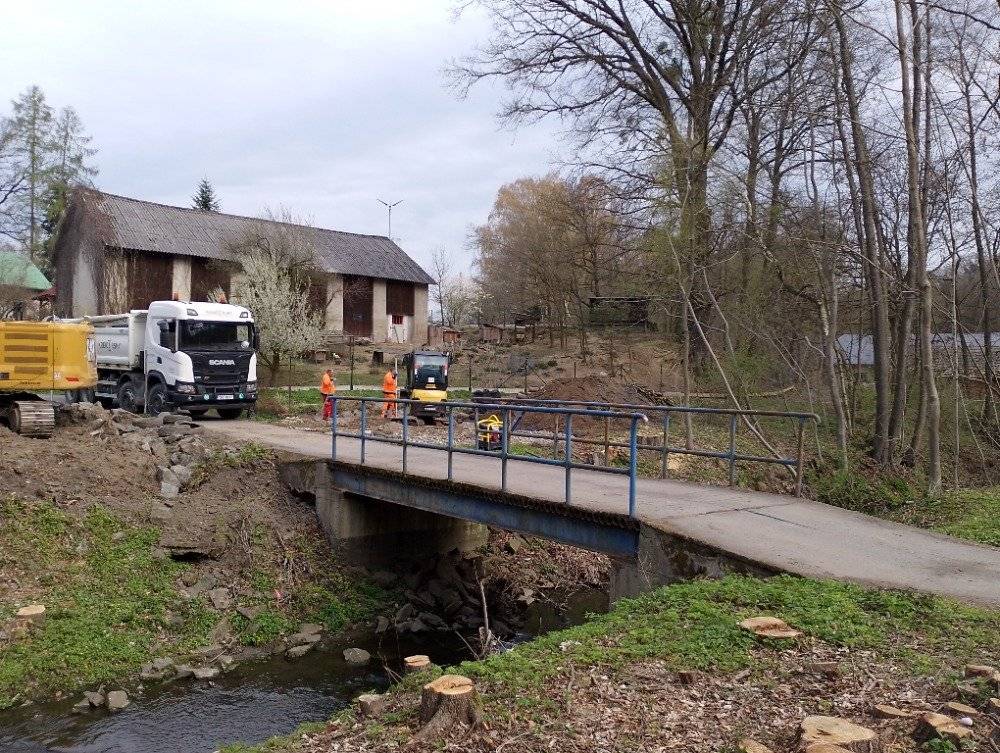 Rekonstrukce mostu přes potok Jasénka v Podlesí vyžaduje dočasné, ale nezbytné omezení v podobě úplné uzavírky. Dle schváleného harmonogramu jsou zahájeny přípravné práce na nové mostovce, atypický prefabrikát mostní konstrukce se bude zhotovovat mimo mostní otvor a následně bude autojeřábem usazen na stávající mostní opěry.  S ohledem na občany bydlící v chatové oblasti přinese uzavření mostu na nezbytně nutnou dobu, a to 3 týdnů. Termín úplného uzavření mostu je stanoven od 29. 4. 2026 do 20. 5. 2026. V tomto termínu bude stávající mostovka rozebrána, opraví se mostní opěry a provede se usazení nové mostovky, proběhne uzrání betonu a bude provedena nová izolace na mostě.  Prosíme všechny účastníky silničního provozu o trpělivost, pochopení a respektování stanovených peších tras. Investice do nového přemostění zajistí v budoucnu vyšší bezpečnost a dlouhodobou stabilitu dopravy v této lokalitě. #hlucin #mestohlucin #rekonstrukce #most #oprava #investicemesta