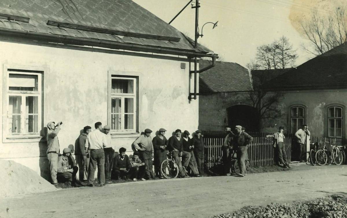 Naši obec oslovili pracovníci Ústavu pro jazyk český AV ČR s žádostí o krátký rozhovor s některým z místních rodáků, jehož rodiče pocházeli z Lukové, Květné, či blízkého okolí.