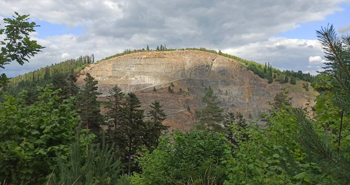 Spoločnosť MATRIX SLOVAKIA SERVIS s.r.o. oznamuje občanom, že v pondelok 27.4.2026, v čase od 10.00 do 16.30 hod., sa budú vykonávať trhacie práce v lome Dubina - EUROVIA SK.