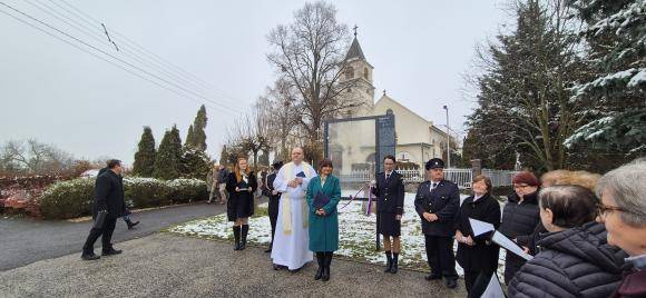 Naša obec Čierne Kľačany a Farnosť Čierne Kľačany úzko spolupracujú a slávnostne odhalili panel „Čiernokľačianska pyxida na trase EKCSCM“.
