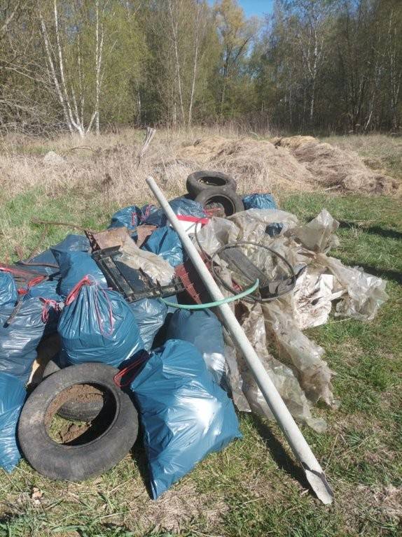 Úklid se prováděl za areálem jízdárny na základě hlášení v aplikaci MUNIPOLIS. V této oblasti se vyskytovali několik let občané bez domova. Odpad se nacházel na velké ploše ( do mapy zakresleno ručně). Práce prováděli pracovníci veřejné služby... Odvedli pořádný kus práce.