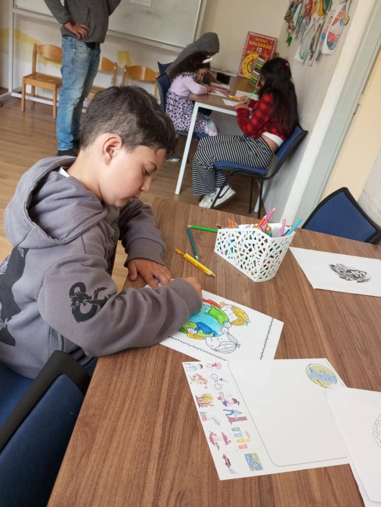 Deň Zeme nie je len o veľkých gestách, ale najmä o tom, čo robíme v našom najbližšom okolí. V našom komunitnom centre sme sa rozhodli tento sviatok osláviť prácou aj tvorivosťou a zapojili sme tých najpovolanejších – naše deti.