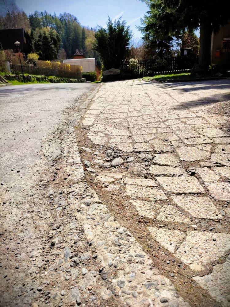 Opravy komunikací na Damašku, v Chalupách a kolem obecního úřadu se již zdárně rýsují a finišují. Prosíme tedy všechny, aby po čerstvých cestách jezdili s rozumem. Nyní je položený recyklát nespečený a nejvíce náchylný k poškození. Při běžné jízdě se mu nicméně nemůže nic stát a běžným používáním ve spolupráci se sluncem se vytvoří celistvý stabilní povrch. Příští středu 29. 4. 2026 budou zahájeny práce u prodejny COOP, kde dojde k úpravě prostoru kolem komunikace. Částečně se odstraní položená dlažba, nainstalují se silniční obrubníky a rozšíří se komunikace pro parkování vozidel. Parkování a příchod k obchodu tedy nebude plně komfortní jako za běžné situace. Rozsah případných omezení se snažíme s realizační firmou co nejvíce eliminovat, ale ne vždy je to možné. Děkujeme za pochopení a trpělivost. Současně také informujeme občany, že pravidelná jarní oprava výtluků v komunikacích, které se vždy po zimě projeví je již objednána 👍. Oprava bude probíhat v horizontu jednoho až dvou mesíců dle kapacitních možností Správy a údržby silnic.