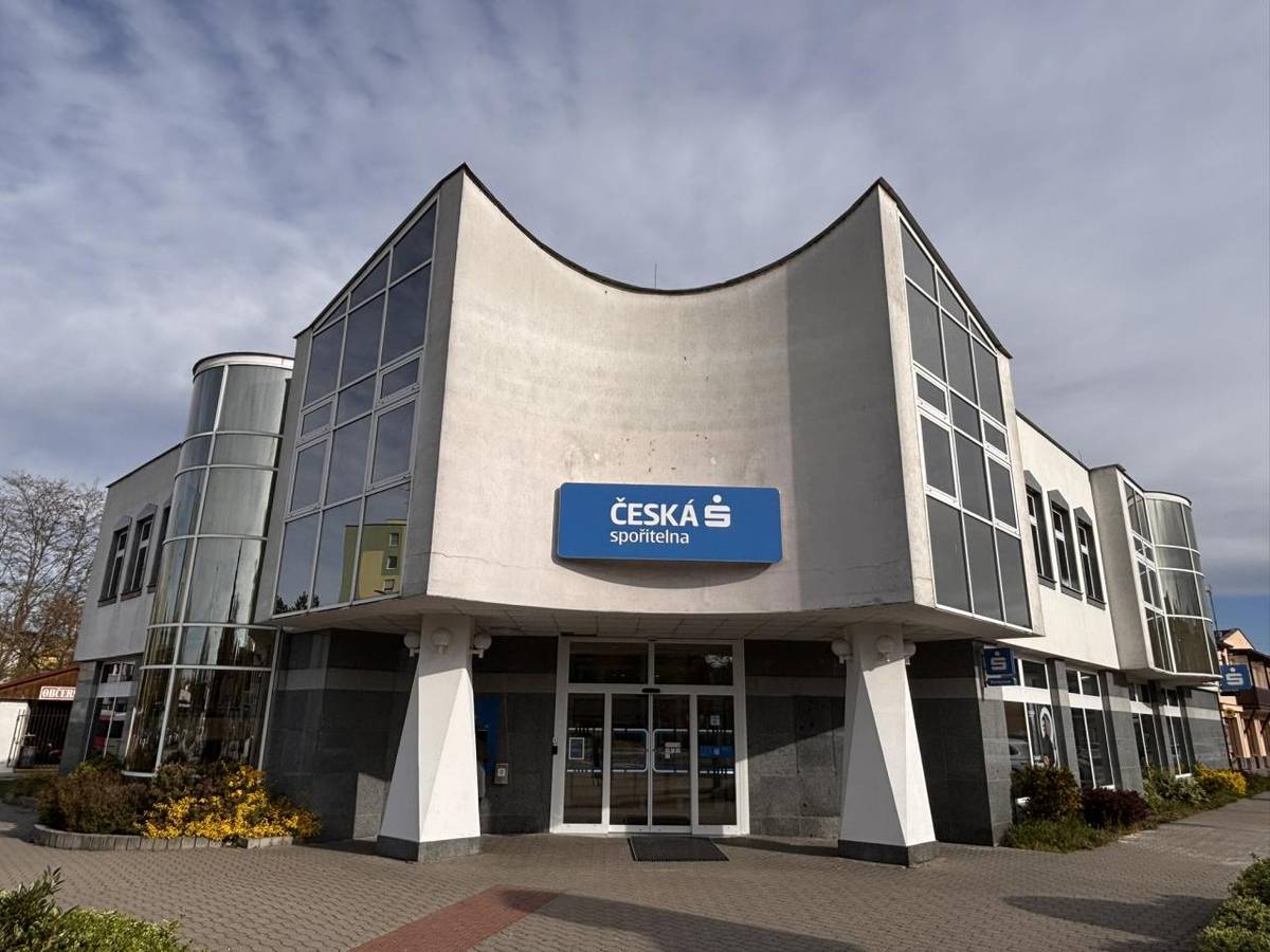 Rada města Benátky nad Jizerou oficiálně schválila, že místní klub seniorů získá nové zázemí v budově České spořitelny. Tento objekt město nedávno odkoupilo do svého vlastnictví, aby pro něj našlo smysluplné komunitní využití.