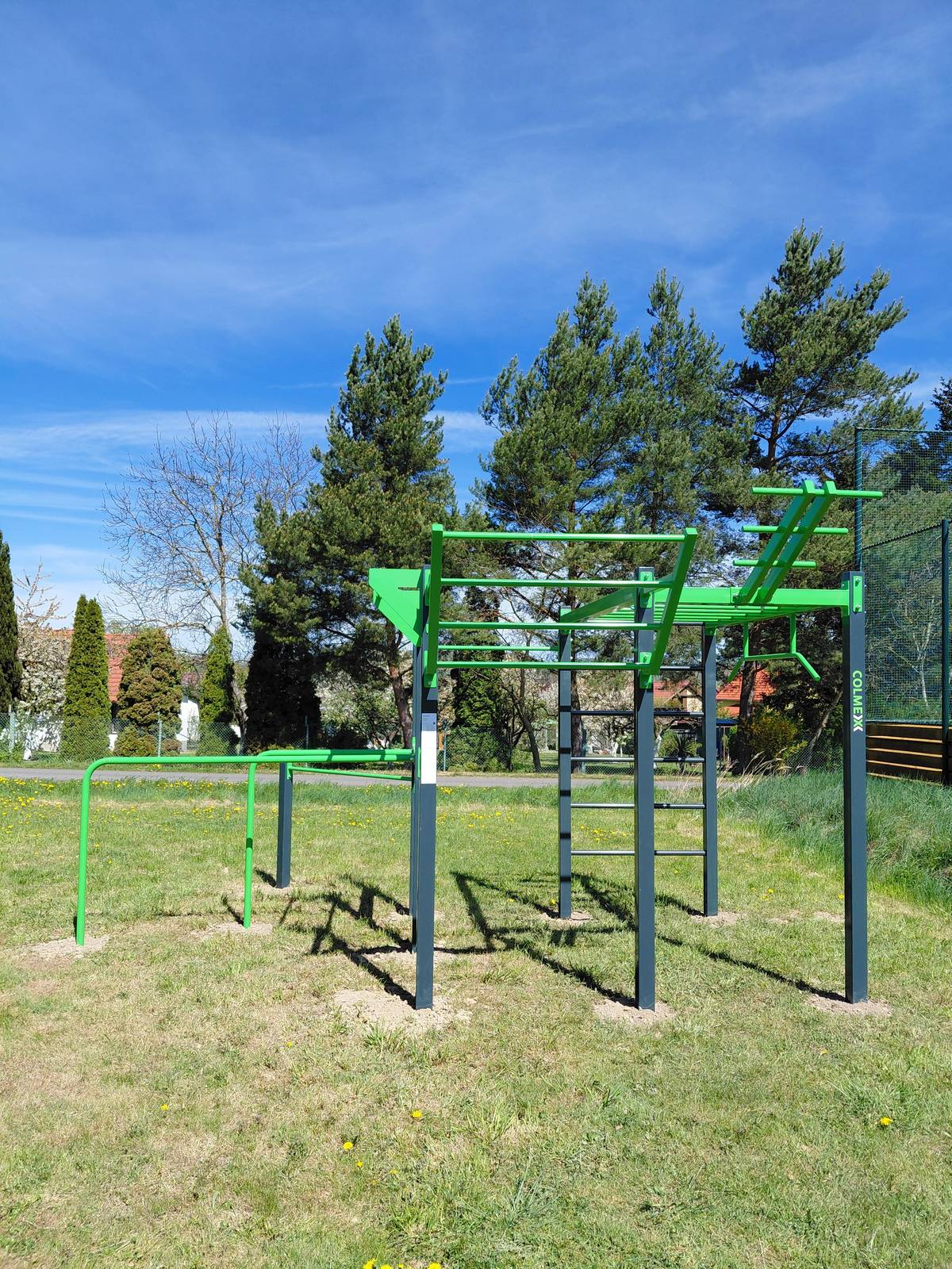 Vážení spoluobčané, ve sportovním areálu je již nainstalované workoutové hřiště. Od dnešního dne je možné jej plně využívat. Od dodavatele máme celkem 2 ukázkové hodiny s trenérem zdarma.  O termínu ukázky vas budu informovat jakmile se ho dozvím.  Přeji vám krásný slunečný víkend.   Zuzana Hůlová starostka
