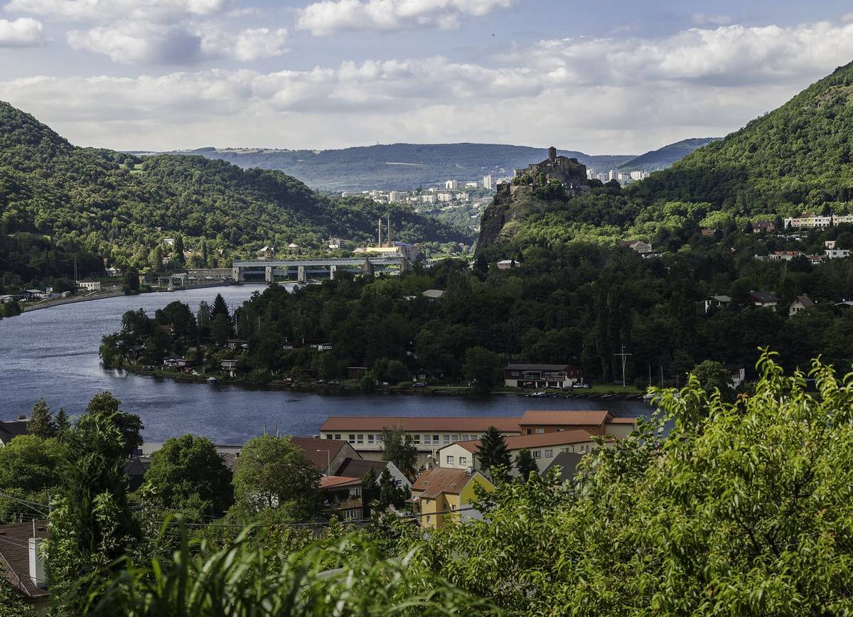 🤩 Pokračuje ZAHÁJENÍ TURISTICKÉ SEZÓNY 2026 NA ÚSTECKU, vyberte z mnoha akcí tu, která Vás zajímá. 🎟️ Zvýhodněný balíček vstupenek TicketPack Vám umožní navštívit pět vybraných turistických cílů s více než 40% slevou a zároveň využít další zajímavé bonusy.  🏊♀️ Na odpočinek a relax můžete vyrazit do plaveckého a volnočasového areálu Koupaliště Brná nebo do Saunového světa v Plaveckém areálu Klíše. PÁTEK 24. 4. ✅ Oblastní muzeum v Ústí nad Labem zve na oživlou výstavu „Za vším hledej… naše Němce“, po které následuje beseda k filmu Gerta Schnirch  ✅ Besedu k filmu Gerta Schnirch bude živě přenášet Veřejný sál Hraničář, který film promítne za účasti delegace tvůrců a herců ✅ Na Zámek Trmice vyrazte na besedu se Zlatou Adamovskou a Petrem Štěpánkem  ✅ FK Viagem Ústí nad Labem přivítá na domácím hřišti tým FK Viktoria Žižkov ✅ Činoherní studio uvede inscenaci Oidipus Utopia v koprodukci s divadelní skupinou Lachende Bestien ✅ Divadlo města Ústí nad Labem zve na Koncert filmových melodií ✅ Kulturní středisko města Ústí nad Labem zve do Národního domu na Nejen swingovou tančírnu… aneb III. ples Bigbandu Chabakus ✅ V Bedně Ústí zahraje pražská hip-hopová skupina Prago Union ✅ O večerní zábavu se v Café Max postará DJ Jirka Imlauf SOBOTA 25. 4. ✅ Vyrazte s námi na Komentovanou procházku po naučné stezce Větruše-Vrkoč s Vladimírem Cettlem z Oblastního muzea v Ústí nad Labem ✅ Knihovna Ústeckého kraje zve na tvořivý workshop s názvem Skicák nebo zápisník A5 s vazbou knihařským kroužkem  ✅ Kreativní workshop pořádá také Dům dětí a mládeže, vyrábět se bude zarážka na knížky ✅ Státní zámek Velké Březno zve na tradiční akci Hraběcí mlsání: Čokoláda ✅ Zoo Ústí nad Labem pořádá akci Mezinárodní den Země a biodiverzity ✅ Bunkr Velké Březno láká na prohlídky vybaveného opevnění s průvodcem v dobové uniformě  ✅ V Marina kempu Valtirov budou Valtířovské čarodějnice ✅ V Městských sadech se uskuteční 2. ročník charitativního závodu Bobo běh ✅ Veřejný sál Hraničář promítá tři filmy: Rally: Od Paříže k pyramidám, Ty jsi vesmír a Kdybych měla nohy, tak ti nakopu ✅ ELBA DDM Ústí nad Labem hostí ve víkendovém dvojzápase tým SK Hokejbal Letohrad ✅ Oblastní muzeum v Ústí nad Labem zve na přednášku Viktor Ullmann jako šéf opery následovanou koncertem Pocta Viktoru Ullmannovi  ✅ V kostele Nanebevzetí Panny Marie v Církvicích vystoupí Eliška a Petr Lüftnerovi  ✅ V Bistru Park vystoupí Pavel Nepivoda ✅ Divadlo města Ústí nad Labem hostí koncert baletního souboru a jeho hostů ✅ Státní zámek Velké Březno zve na koncert klavírní virtuosky Slávky Vernerové ✅ Kulturní středisko města Ústí nad Labem zve do Domu kultury na představení divadla KULT Vosto5: Tragédie Liblice a do Národního domu na Ústecké diskohrátky NEDĚLE 26. 4.  ✅ Divadlo města Ústí nad Labem zve na Dopolední matiné u dobré kávy  ✅ V Domě kultury se koná další akva-tera burza ✅ Nenechte si ujít nedělní zápas ELBA DDM Ústí nad Labem vs. SK Hokejbal Letohrad ✅ Veřejný sál Hraničář promítá dva filmy: Filmová groteska pro děti a Spasitel ✅ Bistro Park pořádá další kurz salsy s Janem Štaffou ✅ Do Bedny Ústí vyrazte na cestovatelskou přednášku Markéty Kračmárové s názvem Palec v rohlíku