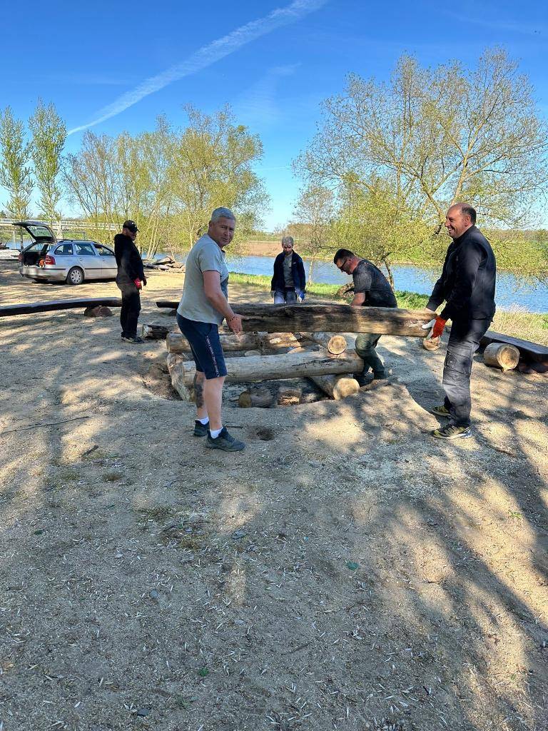Ve čtvrtek 23. dubna členové sboru dobrovolných hasičů připravili materiál a postavili hranici na tradiční pálení čarodějnic.