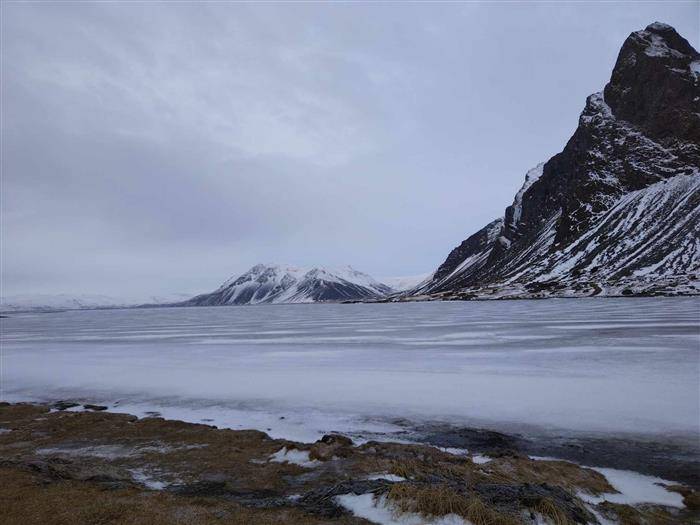Přednáška Milady Zemanové.   Nekonečné zasněžené pláně se soby, modravé ledovce, zamrzlé vodopády, majestátní hory a výhledy jako ze zimní pohádky.  Také nevyzpytatelné počasí, sněhové vánice, ledové jazyky na silnici a vítr tak silný, že kvůli němu uzavírají úseky silnice č. 1 (Ring road). Té hlavní silnice, která vede kolem celého ostrova a je často jediným způsobem, jak se dopravit do místa, kam potřebujete.  Srdečně vás zvu na přednášku, během které se společně podíváme na krásy zimního Islandu. Můžete se těšit na méně či více humorné zážitky a zasněžené fotografie.