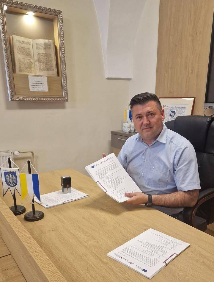 TAKMER 250 TISÍC EUR ZÍSKAME NA PROJEKT MNOŽSTVOVÝ ZBER V SLOVENSKEJ ĽUPČI - Dnes som s potešením podpísal už zmluvu na nenávratnú finančnú podporu na projekt množstvového zberu výške 249 318,44 eur s Ministerstvom životného prostredia SR. Finančné prostriedky plánujeme využiť na zavádzanie systému neváženého a neskôr váženého množstvového zberu zmesového komunálneho odpadu v obci Slovenská Ľupča. Zmyslom je znížiť jeho celkové množstvo, ktoré naše domácnosti vyprodukujú a zaviesť systém merania.  Na čo všetko peniaze využijeme? Kontajnerové stojiská na obecných pozemkoch pri IBV; Čipy na otváranie stojísk; ️ Analýza nádob a nastavovanie systému ️ Čipy na nádoby Ručné snímače (čítačky) na RFID čipy/QR kódy z nádob; Nákup softvéru, hardvéru a potrebných licencií. Ďalšie potrebné aktivity a veci, ako napr. elektronické zámky, SMART riešenia, marketingová podpora… Som rád, že aj vďaka získaným financiám budeme opäť bližšie k naplneniu cieľa zásluhového systému platenia za odpady aj v našej obci. Stojiská umožnia ochrániť kontajnery pred poveternostnými vplyvmi, vandalizmom a prinesú estetickejšie vnímanie zberných miest. Vďaka zamykaniu ich budú využívať len tí obyvatelia, pre ktorých budú kontajnery určené. Elektronické a SMART riešenia nám zas umožnia celý proces zberu odpadu sledovať, lepšie vyhodnocovať a môcť prijímať ďalšie potrebné opatrenia.  Viem, že nás čaká ešte veľa práce, ale sme na dobrej ceste. Držte nám palce. S úctou Roland Lamper starosta obcehr ukázať príspevok na a href="https://www.facebook.com/576136354517748/posts/1558354776295896"b style="color: blue;"Facebook Obec Slovenská Ľupča/b/a img src="https://data.slovenskalupca.sk/_pocitadlo_titulka.php?id=2f35922c0d74d3af3627b5f72943bfa0"