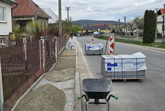 V obci pokračujú práce popri hlavnej ceste, ktoré sú súčasťou dlhodobého zámeru vybudovať bezpečný a ucelený chodník pre chodcov od začiatku obce až na jej koniec. Tento projekt nadväzuje na viaceré investície z predchádzajúcich rokov.