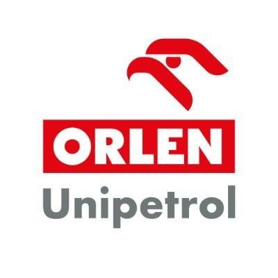 Město Kralupy nad Vltavou informuje občany o aktuálním dění v areálu místní rafinérie. V těchto dnech byla úspěšně ukončena více než měsíční plánovaná odstávka, během níž proběhla řada rozsáhlých údržbových, revizních a modernizačních prací na výrobních technologiích. Odstávka byla realizována v souladu s platnou legislativou i technicko-technologickými požadavky. Zahrnovala nejen pravidelnou údržbu všech zařízení, ale také investiční projekty a technologické úpravy, které nelze provádět za běžného provozu. Mezi nejvýznamnější akce patřila například renovace zařízení pro hydrogenaci plynového oleje, modernizace reaktorů jednotky fluidního katalytického krakování (FCC) či úpravy dělících kolon na vybraných výrobních jednotkách. Součástí prací byla rovněž důkladná revize bezpečnostního polního hořáku (tzv. fléry) včetně kontroly celého systému. V současnosti dochází k postupnému najíždění jednotlivých výrobních technologií zpět do provozu. Plného výkonu by rafinérie měla dosáhnout na přelomu dubna a května. V souvislosti s obnovou provozu může docházet k častějšímu využívání polního hořáku, který slouží k bezpečnému spalování nestandardních produktů. Tyto činnosti mohou být doprovázeny zvýšenými světelnými či zvukovými projevy. Provozovatel se za tyto případné projevy předem omlouvá a ujišťuje, že budou omezeny na nezbytné minimum. Město bylo zároveň ujištěno, že i v této fázi je věnována maximální pozornost bezpečnosti provozu a ochraně okolního prostředí, s cílem minimalizovat dopady na obyvatele Kralup nad Vltavou a okolních obcí.