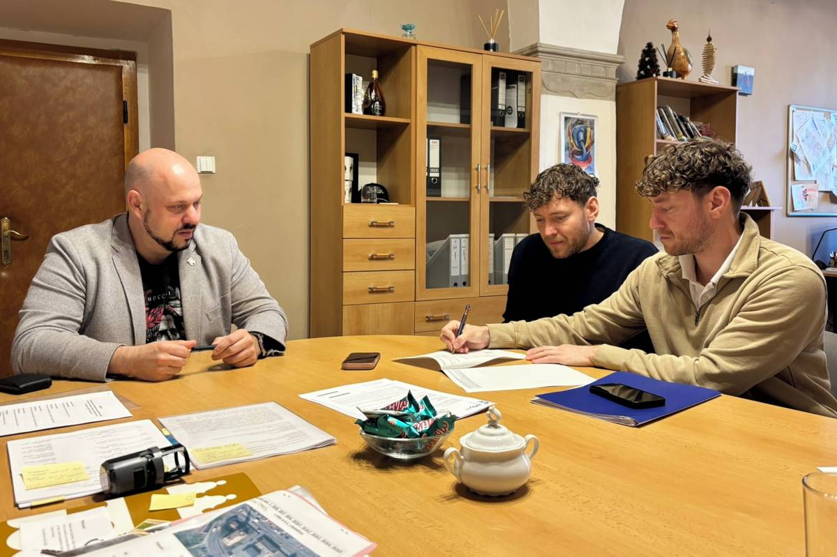 Město Litoměřice dokončuje prodej bývalého areálu technických služeb v ulici Na Kocandě. Zastupitelé ve čtvrtek schválili zřízení zástavního práva a souvisejících věcných práv a dnes dopoledne byly podepsány zástavní a kupní smlouva a dále smlouva o jistotním účtu a návrh na vklad nemovitosti. Kupujícím je společnost Institut Česká práce, která za areál ve veřejné licitaci městu nabídla 33,1 milionu korun. Část z uvedené sumy si společnost půjčila u Národní rozvojové banky, která si tímto způsobem standardně zajišťuje poskytnuté prostředky.     „Právní úsek v pondělí znovu zkontroluje úplnost všech listin a odbor správy nemovitého majetku města je následně podá na katastrální úřad. Ten nejprve podá návrh na vklad zástavního práva a poté návrh na vklad vlastnického práva. V tu chvíli začne běžet dvacetidenní lhůta k podání námitek, která skončí 17. května. Poté katastrální úřad provede zápis zástavního práva ve prospěch Národní rozvojové banky a následně i vlastnického práva pro kupujícího,“ popsal proces místostarosta Jiří Adámek. Následně katastrální úřad vyrozumí smluvní strany o provedení vkladů a bude vyhotoven výpis z listu vlastnictví. Ten bude spolu s dalšími náležitostmi předložen České spořitelně, která do pěti pracovních dnů vyplatí z jistotního účtu celou kupní cenu na účet města, a to nejpozději do 31. května. Město Litoměřice nabídlo areál, pro který po přestěhovaní technických služeb do jiných prostor nemělo využití, k prodeji v dubnu loňského roku formou veřejné licitace s minimální kupní cenou 24,4 milionu korun. Postupnými příhozy třech zájemců se nejvyšší nabídnutá cena vyšplhala na zmíněných 33,1 milionu korun. Tedy o 8,7 milionu více než stanovoval znalecký posudek. Změna vlastníka nyní otevírá prostor pro nové využití lokality. Společnost Institut Česká práce zde avizovala vybudovat multifunkční zázemí, kam přesune své sídlo i část provozů. V nových prostorách by měly vzniknout zejména kapacity pro kompletační a administrativní činnosti a zároveň nová pracovní místa pro osoby se zdravotním znevýhodněním. Součástí záměru je také doplnění občanské vybavenosti, například tělocvičny, bistra, sdílených kanceláří, dětského hřiště, relaxační zahrady nebo parkoviště s dobíjecí stanicí pro elektromobily. Do budoucna společnost zvažuje i vznik komunitního prostoru. Foto: Na snímku je místostarosta Litoměřic Jiří Adámek při podpisu smluv s bratry Martinem a Miroslavem Dubovickými, majiteli společnosti Institut Česká práce.