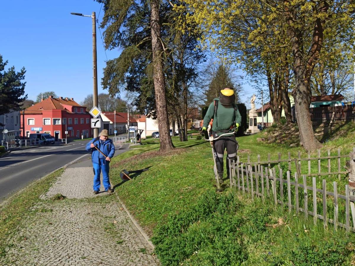 Atrakce už jsou na svých místech a dolaďují se poslední detaily, aby bylo vše připravené na víkend plný zábavy, hudby a skvělé atmosféry. Velké poděkování patří také zaměstnancům střediska údržby, kteří zajišťují poslední přípravy.