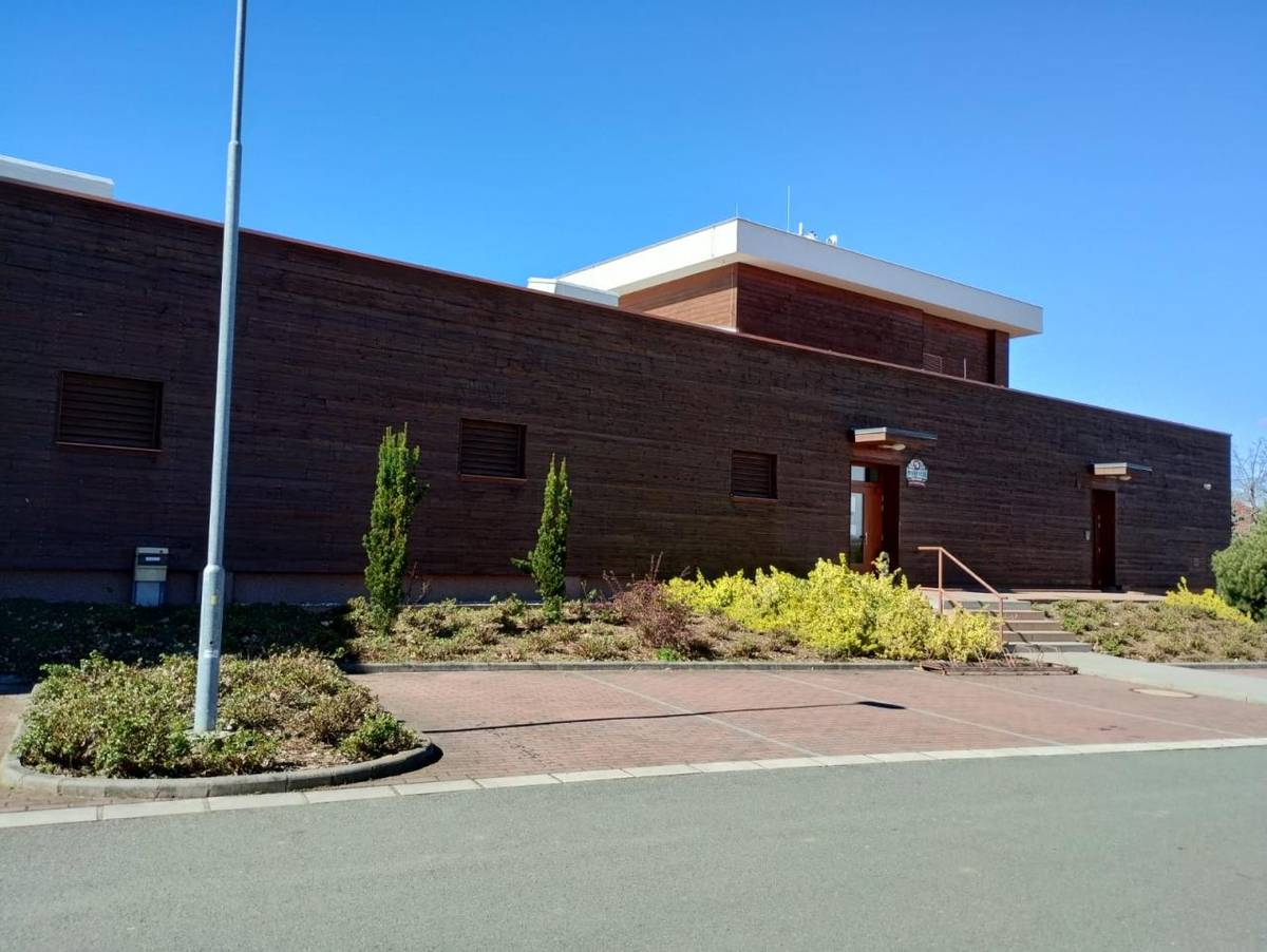 Vážení hosté,   restaurace v Obecním domě Ostřešany bude dne 25. 4. 2026 otevřena od 18 hodin.   Děkujeme za pochopení.