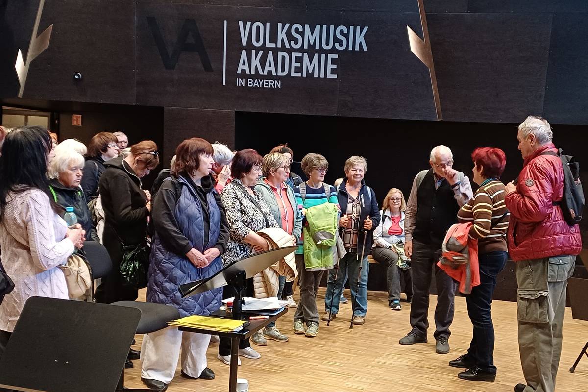 Součástí vzdělávacího cyklu Vimperská akademie seniorů je kromě přednášek i jeden výlet za poznáním. V letošním ročníku vimperští studenti vyrazili do partnerského města Freyungu. Výletu se 23. dubna 2026 zúčastnilo 75 seniorů v doprovodu pracovnic odboru školství, kultury a cestovního ruchu, který akademii organizuje. Ve Freyungu vimperskou výpravu přivítal radní Christoph Weishäupl a rolí průvodců se poté ujali Heinrich Vierlinger a Franz Uhrman. Překládala paní Milada Bejčková, studentka seniorské akademie. Návštěvníci z Vimperka si prohlédli kostel Nanebevzetí Panny Marie na náměstí a v Kurhausu absolvovali přednášku o historii Freyungu. Partnerské město letos hostí Bavorskou zemskou výstavu s podtitulem Hudba v Bavorsku, takže další program byl jasný. Po návštěvě Volksmusik akademie in Bayern, což je unikátní stavba pro hudební soustředění dětí, mládeže i dospělých hudebníků, zašli Vimperští do otevřené dílny českého výrobce kytar Libora Pražana, která je také součástí programu zemské výstavy a najdete ji vedle kostela v GewölbeHofu. Na závěr vystoupali výletníci na novou rozhlednu na Geyersbergu, která vznikla díky spolupráci obou měst (Vimperk v rámci partnerského projektu zase vybudoval Pivovarské terasy. Díky krásnému počasí si vychutnali úžasný výhled na Šumavu a Bavorský les.
