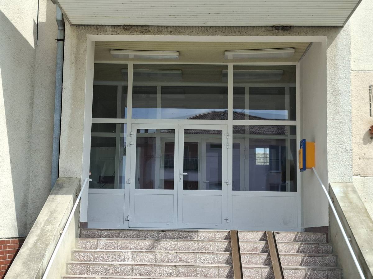 V obecnej budove, v ktorej sa okrem pošty nachádzajú aj ďalšie prevádzky vrátane obecnej knižnice, prebehla výmena pôvodných dverí za nové plastové. Súčasťou rekonštrukcie bola aj inštalácia nových okien na medziposchodí. Realizované úpravy prispejú k zvýšeniu komfortu a zároveň k úspore tepla v spoločných priestoroch budovy. Ďakujeme všetkým za trpezlivosť a ohľaduplnosť počas rekonštrukcie, ktorá prebiehala za plnej prevádzky. starostka