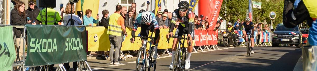 V sobotu 25. dubna 2026 se bude konat silniční cyklistický závod Peklo Severu Road ŠKODA Cup - Český pohár mužů Elite a hobby závodníků. Závod má podtitul - Velká cena Nobilis Tilia a O putovní pohár starosty města Krásná Lípa Jana Koláře. Jedná se o nejvyšší národní soutěž s mezinárodní účastí. Veškeré informace (mapy a časové itineráře) naleznete na webu https://www.pekloseveruroad.cz/cz/ Zde nejdůležitější body: 1) Start závodu proběhne v 11 hodin (Elite) a v 11:10 (Hobby) u společnosti Nobilis Tilia na Vlčí Hoře.  2) Okruh vede z Vlčí Hory přes Brtníky, Kunratice, Šluknov, Staré Křečany do Zahrad a cíl je na Vlčí Hoře opět u společnosti Nobilis Tilia. 3) Hobby závodníci objedou 3 okruhy a budou v cíli kolem 13. hodiny. Elitní závodníci pojedou 7 okruhů a budou v cíli přibližně v 14:30-15:00. 4) Uvedený okruh bude pro civilní dopravu otevřen pouze po směru závodu. Respektujte prosím instrukce regulovčíků na křižovatkách (Policie ČR, Městská policie, hasiči a dobrovolníci). Křižovatky budou řízeny tzv. plovoucí uzávěrou, tzn. že 10 minut před čelem závodu pojede policejní vůz s červených praporkem, ten uzavře civilní provoz ve všech směrech, 10 minut po průjezdu hobby pelotonu pojede policejní vůz se zeleným praporkem, který opět civilní provoz otevře ve směru závodu.  Objížďky naleznete i na webu https://www.pekloseveruroad.cz/cz/ pod odkazem Dopravní linka tel. 771 199 502. V případě dotazu na objížďky vám poradíme v sobotu i na tomto telefonním čísle.