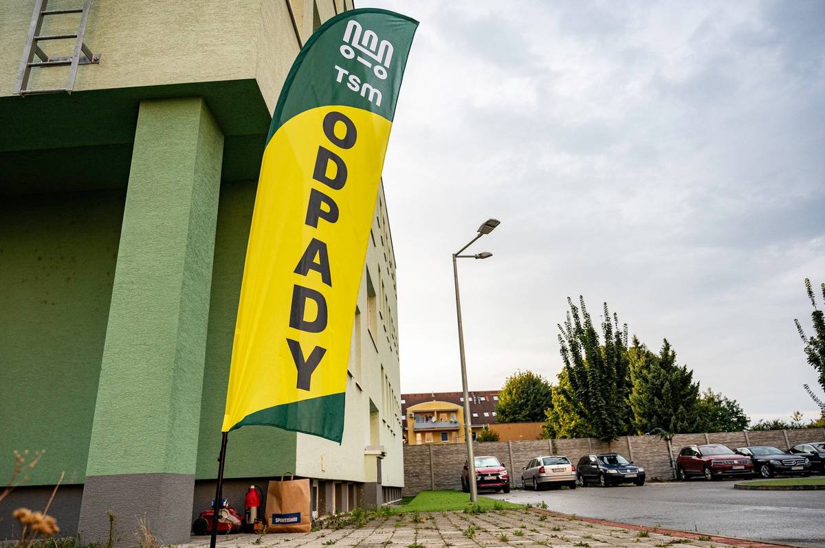 📢 Milí Novomešťania, 🚛 ideme k vám! Zabezpečíme mobilný zber nebezpečného odpadu, aby ste ho mohli odovzdať jednoducho, bezpečne, ekologicky a v súlade so zákonom – priamo vo vašej lokalite. ♻️ Nevyhadzujte nebezpečný odpad do kontajnerov ani vedľa nich. Odovzdajte ho nám správne. 📅 Kedy a kde nás nájdete? 👉 28. apríl (utorok) | 14:00 – 18:00 • Slnečná – Zelená • Javorinská (pri športovej hale) • Lesnícka (pri MŠ) • Klčové - bývalé TSM 👉 29. apríl (streda) | 14:00 – 18:00 • Slovanská (bývalý OBAL) • Holého (pri tržnici) • Mnešická (bývalá Salvia) • Kpt. Nálepku (pred 3. ZŠ) ⚠️ Čo zbierame? Farby, oleje, batérie, žiarivky, elektroodpad, chemikálie a ďalší nebezpečný odpad z domácností. ❗ Dôležité upozornenie: Nebezpečný odpad nepatrí do bežných zberných nádob. Môžete ho tiež celoročne bezplatne odovzdať na Zberovom dvore na Banskej ulici. Mobilný zber nebezpečného odpadu 28. - 29. apríl 2026 | TSM Nové Mesto nad Váhom