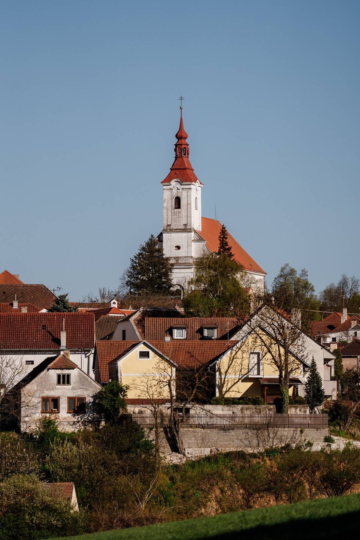 Město Jevišovice pořádá Pouťovou zábavu, která proběhne 1. května od 20:00 v Komeniu. Na co se můžete těšit: - k poslechu a tanci budou hrát Cauliflower - tanec Jevišovické chasy v krojích - losovací tombolu - občerstvení Jako pozornost návštěvníci obdrží drobný dárek