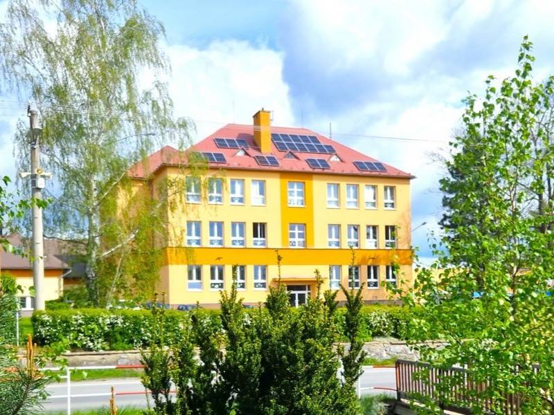 Registrační číslo: CZ.10.03.01/00/25_076/0001117   Název projektu: Konektivita – ZŠ Jindřichov   Doba realizace projektu: 01.03.2026 – 30.09.2026   Projekt je spolufinancován z finančních prostředků EU   Projektem bude primárně řešena vnitřní konektivita celé školy. V rámci projektu dojde k zajištění vnitřní konektivity školy, zabezpečení připojení k internetu a pořízení IT vybavení. Pořízení a realizace konektivity umožní žákům pracovat s informacemi, digitálními technologiemi a naučí žáky informatickému myšlení. Hlavním cílem projektu je zvýšení kvality a dostupnosti infrastruktury pro výuku žáků v podporovaných odborných oblastech vzdělávání na Základní škole a mateřské školy v Jindřichově.