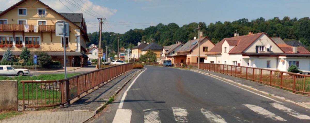 Dne 1. 5. 2026 od 6:00 hod. do 18:00hod. proběhne úplná uzavírka hlavního mostu přes řeku Bělou v Mikulovicích (u restaurace Na Palubě). Objízdná trasa povede přes střed obce.