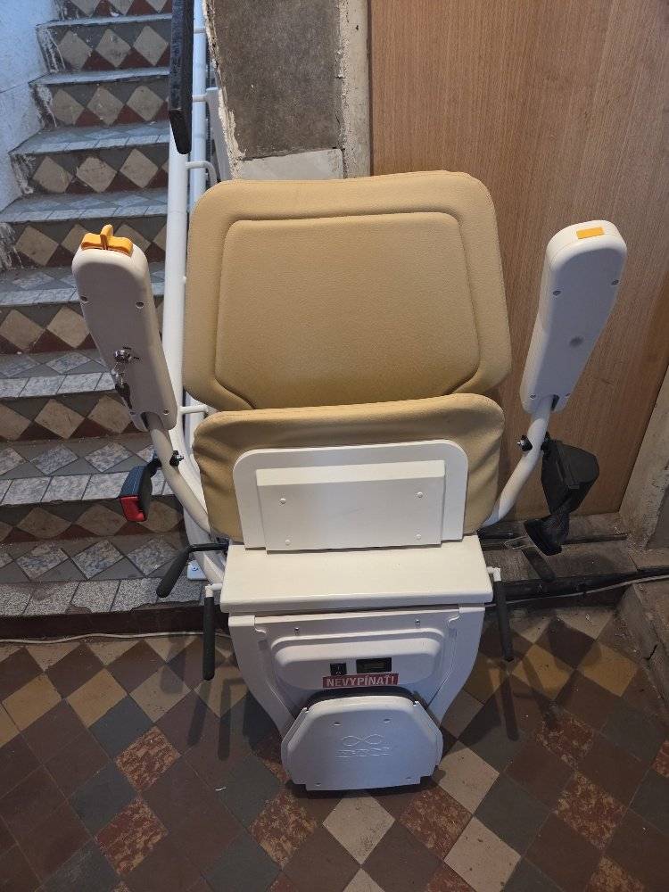 S úctou a veľkou vďakou vyjadrujem verejné poďakovanie trom obyvateľom obce Nižný Hrušov, ktorí nezištne podali pomocnú ruku rodine z našej obce a ukázali, že ľudskosť, solidarita a spolupatričnosť majú v našej obci silné miesto.  Ďakujem za obetavú pomoc pri zvládnutí celého náročného procesu – 🤝 od administratívnych krokov a vybavovania potrebných súdnych rozhodnutí, 📄 cez spracovanie žiadosti o dotáciu na Úrade práce, sociálnych vecí a rodiny vo Vranove nad Topľou, 🔧 až po technickú pomoc pri nevyhnutných stavebných úpravách pred inštaláciou stoličkového výťahu.  Vďaka spojeniu štátnej pomoci a ľudskej ochoty pomôcť sa podarilo urobiť niečo mimoriadne – výrazne zlepšiť každodenný život zdravotne znevýhodnenej osoby a priniesť jej väčšiu dôstojnosť a komfort v domácom prostredí, viď fotky v prílohe poďakovania. Takéto skutky sú dôkazom, že dobré srdce, ochota pomôcť a susedská súdržnosť majú obrovskú hodnotu. 💙 Ďakujem všetkým, ktorí sa na tejto pomoci podieľali. Vaša pomoc má skutočný ľudský rozmer. Ján Fenčák starosta obce Nižný Hrušov