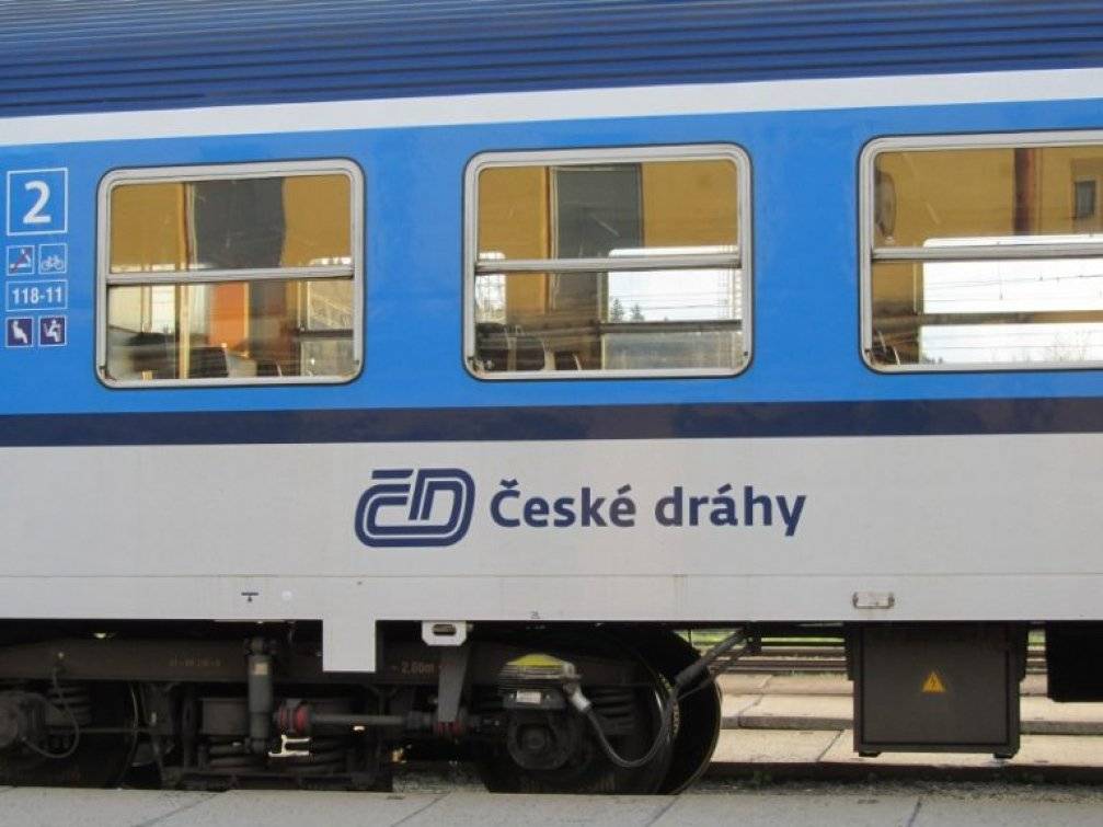 Provozovatel dráhy – Správa železnic, s.o. vyhlásil na trati č. 290 Olomouc - Šumperk od  11. do 15. 5. a  od 18. do 22. 5. 2026, denně od 8:00 hod. do 14:00 hod. denní výluku traťové koleje v úseku Olomouc hl.n. - Šternberk.  Dopravce České dráhy, a.s. proto musí po dobu výluky přistoupit k opatřením, které naleznete v přiložených výlukových jízdních řádech.  Výlukové jízdní řády budou rovněž zveřejněny v dotčených stanicích a zastávkách.  Informace k výluce najdou cestující na našich stránkách www.cd.cz/omezeniprovozu. Případné dotazy zodpoví i operátoři zákaznické linky 221 111 122.  Všem cestujícím se velice omlouváme za komplikace způsobené výlukou a děkujeme za pochopení.