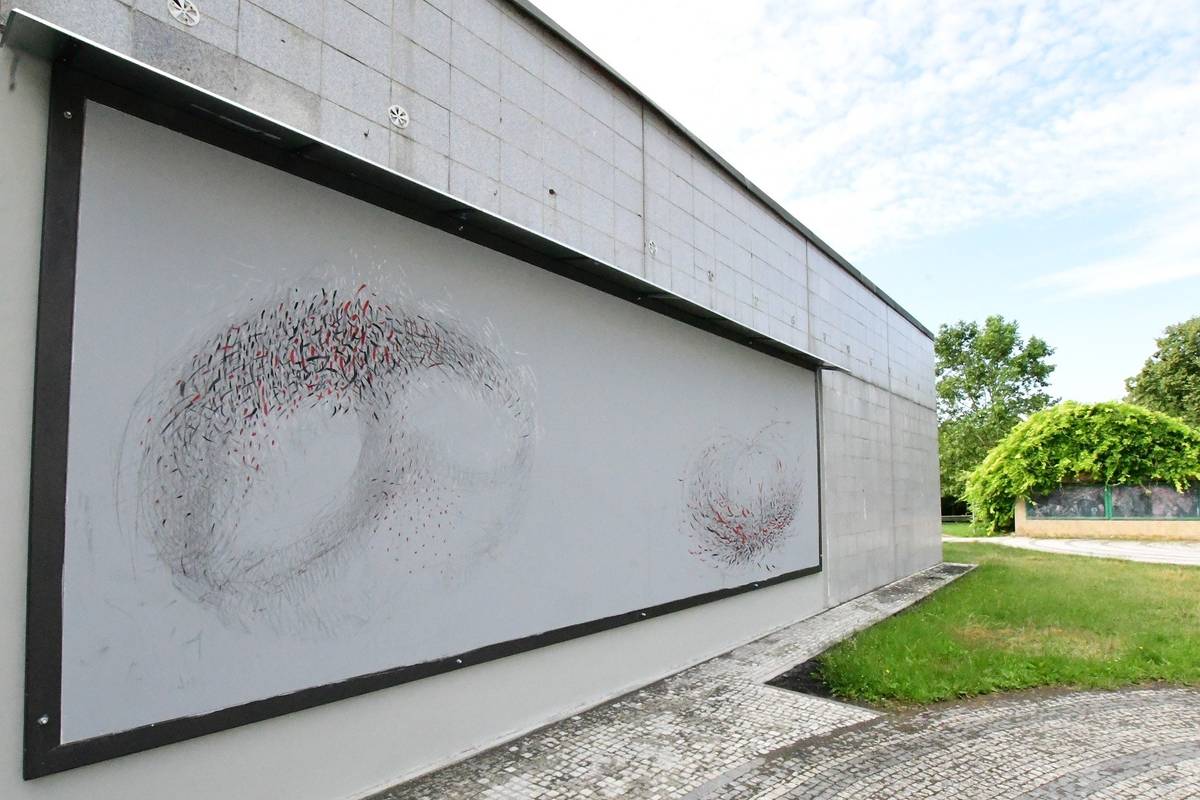 Novou výstavní sezónu Galerie na zdi zahájí vernisáž, která se uskuteční v úterý 19. května od 17 hodin. Návštěvníci se v letošním roce mohou těšit na díla dvou autorů spjatých s Litoměřicemi, jejichž návrhy letos vybrala odborná komise. Ta na dubnovém zasedání z celkem devíti přihlášených návrhů vybrala dvě vítězná díla, která budou v průběhu roku na galerijní ploše postupně představena.  Jako první se veřejnosti představí mladý autor David Šárik. Jeho komiksově laděné dílo bude na zdi k vidění od květnové vernisáže až do konce října letošního roku. Součástí programu bude také komentovaná prohlídka, která proběhne v sobotu 23. května od 10 hodin v rámci Litoměřické muzejní noci. Druhou vybranou autorkou je Pavla Schwarzbecková. Její obraz bude slavnostně odhalený při vernisáži v úterý 24. listopadu od 17 hodin a na zdi zůstane k vidění až do konce dubna roku příštího roku. Galerie na zdi prezentuje současné umění ve veřejném prostoru od roku 2023 a jejím cílem je dlouhodobě oživovat městské prostředí prostřednictvím dočasných uměleckých realizací přístupných široké veřejnosti. nachází se na zdi Domu kultury u vstupu do Parku Václava Havla.   Foto: archiv