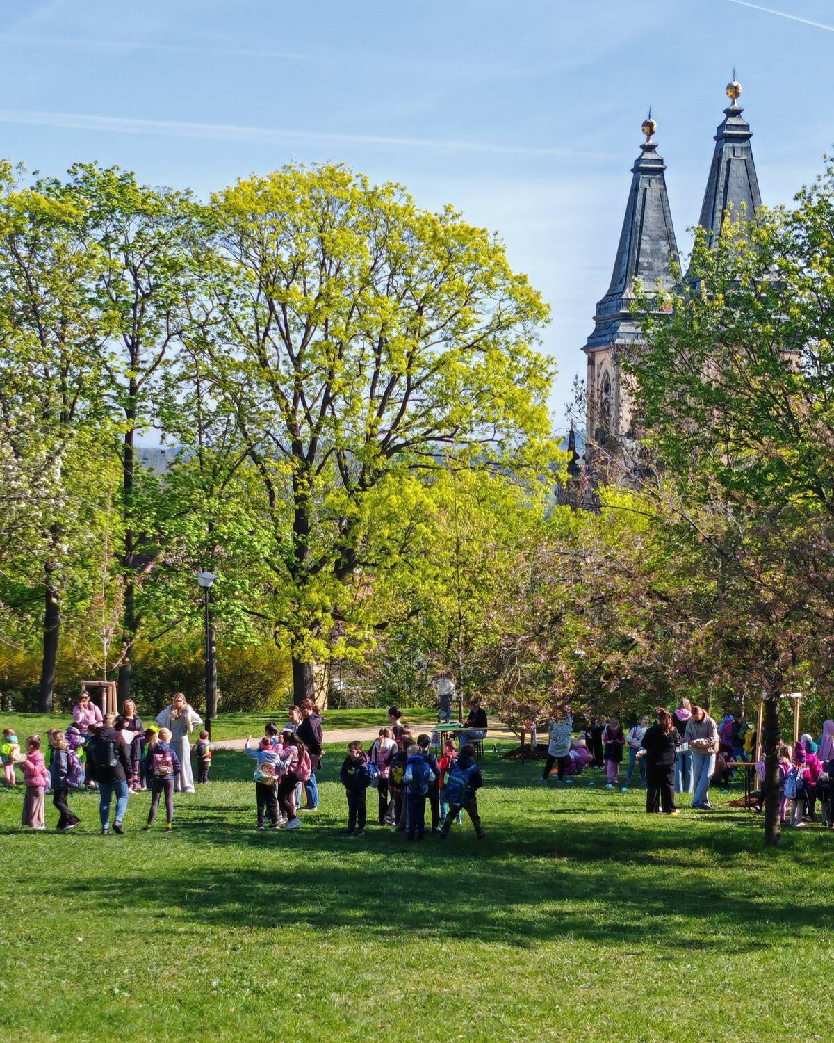 V pátek ožil Horův park akcí Den Země. Tuto akci, kterou navštívilo 333 malých badatelů, pořádala již druhým rokem agenda Zdravého města Roudnice nad Labem. Letošním tématem byly ekosystémy ČR. 🌍 Program si pro děti připravilo Středisko ekologické výchovy SEVER Litoměřice a o hladký průběh na stanovištích se postarali skvělé studentky a studenti ze Střední školy pedagogické, hotelnictví a služeb Litoměřice. Děti se do programu vrhly všemi smysly. Celkem na ně čekalo 12 tematických zastavení, ze kterých můžeme vybrat namátkou:   🌱 setí vlastní řeřichy,   🐟 „čištění“ rybníka nebo průzkum vermikompostéru,   🎨 kreslení hmyzu nebo poznávání bylinek podle vůně,   🎶 společné zpívání a vyprávění o koloběhu života.   Podle pana místostarosty Richarda Červeného je právě taková forma akce skvělou příležitostí, jak dětem hrou a osobním prožitkem přiblížit ekologickou problematiku a vztah k přírodě. ✨ Odkaz na kompletní reportáž naleznete zde v galerii příspěvku.