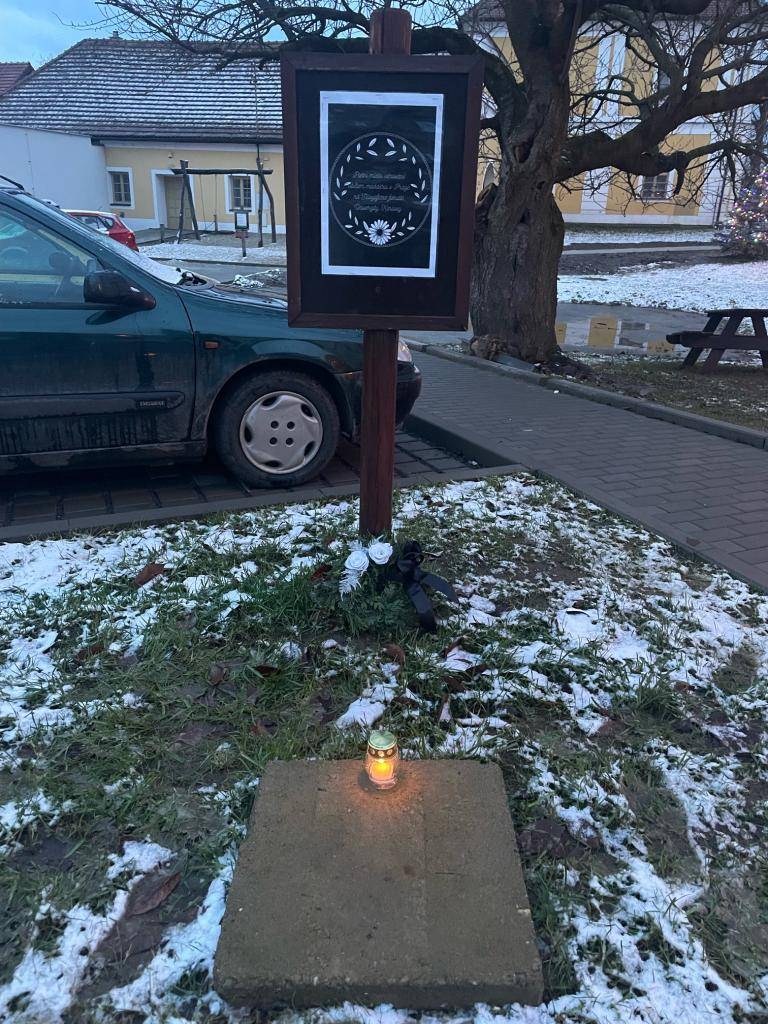V Cetkovicích bylo zřízeno pietní místo  věnované obětem masakru v Praze na Filozofické fakultě Univerzity Karlovy.