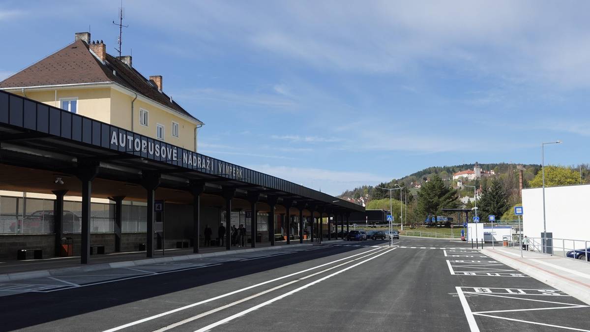 Je dostavěno a už zbývá jen kolaudace. Rekonstrukci plochy a nástupišť prováděla společnost ČSAD Autobusy České Budějovice, a. s., která je vlastníkem a provozovatelem nádraží. V úterý 28. dubna se na místě konalo jednání v rámci kolaudačního řízení – přinášíme Vám z něho fotky hotové stavby před uvedením do provozu. Jakmile stavební úřad vydá rozhodnutí a uběhne lhůta pro nabytí právní moci, autobusy se na nádraží vrátí. Uvolní tak plochu pod estakádou státní silnice I/4, kterou Vimperáci z přilehlých paneláků využívají jako parkoviště. Současně s tím bude zrušeno provizorní náhradní parkování v ulici 1. máje podél Volyňky. O přesném termínu vás ještě budeme informovat. Dle sdělení ČSAD Autobusy ČB budou ještě na jednotlivých nástupištích instalovány digitální označníky a také velká informační tabule s odjezdy a příjezdy autobusů.