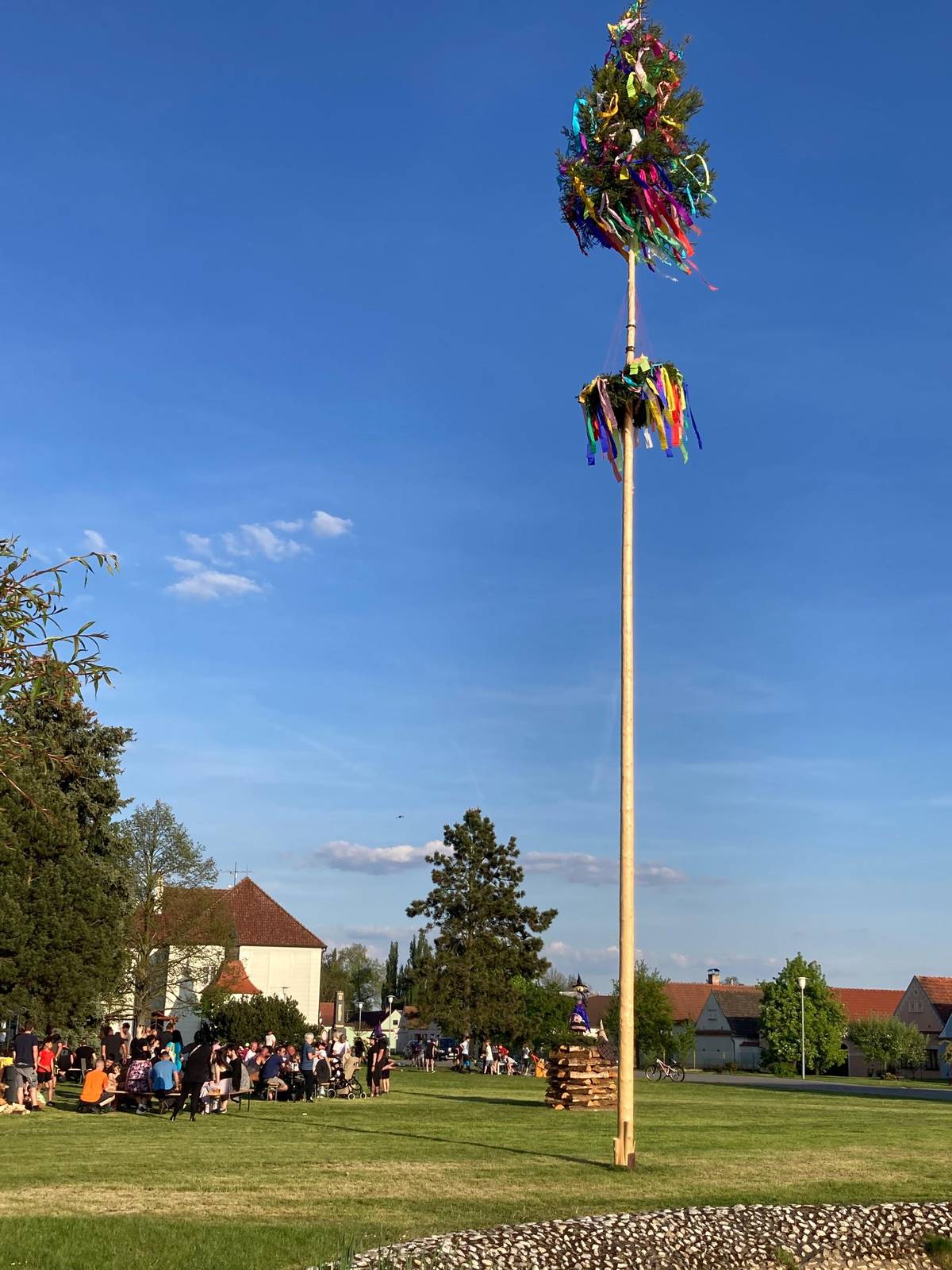 Zveme všechny spoluobčany na zítřejší (30. 4. 2026) společenské setkání u příležitosti tradičního stavění máje na návsi. Rádi bychom, stejně jako v letech předešlých, stavěli bez pomoci strojů, pouze vlastními silami. Proto prosíme o pomoc a hojnou účast silných dynínských chlapců a mužů. Občerstvení je zajištěno. Sraz na přípravu v 16.30 hodin. Stavět se bude po 17. hodině. Děti si mohou připravit a přinést čarodějnici na spálení ve vatře. Těšíme se na společné setkání.