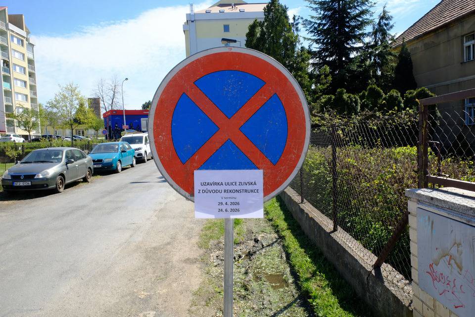 Dovolujeme si vás informovat, že dne 29. dubna 2026 bude zahájena kompletní rekonstrukce ulice Zlivská. Předpokládaný termín realizace je do 24. června 2026. Hlavním přínosem rekonstrukce bude vybudování nového chodníku ze zámkové dlažby, který výrazně zvýší bezpečnost a komfort chodců. Součástí projektu je dále nová vozovka, bezbariérové úpravy, vznik parkovacích míst a realizace prvků pro zklidnění dopravy, jako jsou zvýšené křižovatky, nájezdové prahy a zúžení komunikace. Rekonstrukce zahrnuje také úpravy sjezdů, odvodnění a inženýrských sítí, instalaci nového dopravního značení a celkové zvelebení veřejného prostoru. V průběhu stavebních prací je nutné počítat s dočasnými dopravními omezeními. Výsledkem však bude bezpečnější, přehlednější a kvalitnější ulice pro všechny. Děkujeme za trpělivost a pochopení.