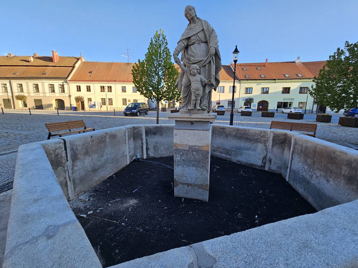 Od 28. 4. 2026 do června 2026 probíhá oprava kašny na náměstí Míru. Po dobu prací bude pohyb v bezprostředním okolí kašny omezen. Prosíme proto o zvýšenou opatrnost při průchodu tímto prostorem. Cílem rekonstrukce je obnova sousoší a zaspárování stěn a dna kašny, aby nedocházelo k úniku vody a byla zajištěna její dlouhodobá funkčnost a estetický stav. Děkujeme za pochopení.