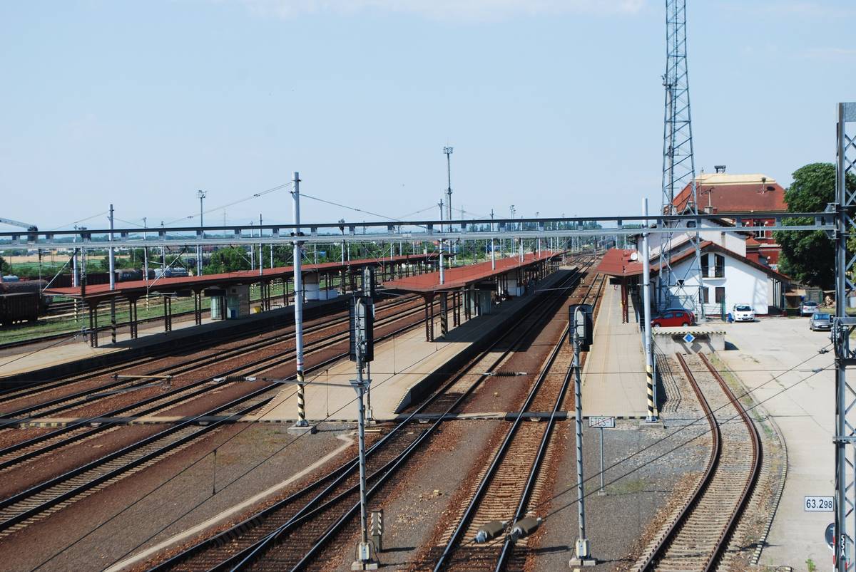 Železničná spoločnosť Slovensko informuje, že pre spoľahlivejšiu a bezpečnejšiu železničnú dopravu bude 2. 5. 2026 a 3. 5. 2026 na trati Leopoldov – Hlohovec prebiehať úprava infraštruktúry. V dôsledku výlukových prác bude na uvedenom úseku zavedená náhradná autobusová doprava (NAD). Informácie o spojoch a náhradnej autobusovej doprave nájdete na webovej stránke mesta.