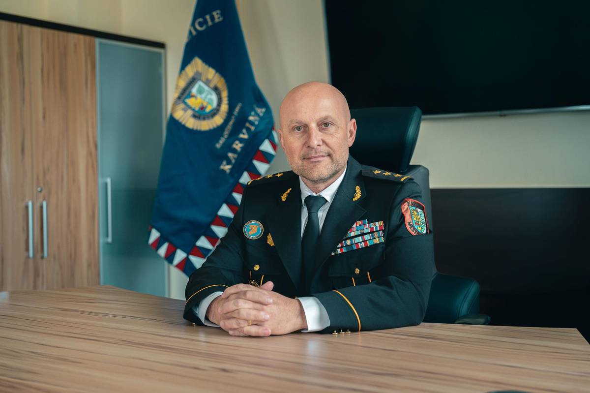 Zastupitelé dnes pověřili do funkce nového ředitele Městské policie. Stal se jím Petr Kijonka, který přichází z Policie České republiky, kde odsloužil 28 let. Začínal v přímém výkonu služby v ulicích jako řadový policista a postupně se vypracoval do vedoucích funkcí. Dlouhodobě působil jako vedoucí oddělení Policie ČR Karviná 7 a byl také členem bezpečnostní komise města. V posledních téměř deseti letech pracoval Petr Kijonka ve vedení Ředitelství služby cizinecké policie Policejního prezidia ČR, kde se podílel na vysílání českých policistů do zahraničních operací. Za svou práci získal nejvyšší vyznamenání policejního prezidenta, a to za mimořádné zásluhy o bezpečnost a také Zlatou medaili cizinecké policie. „Mojí prioritou je, aby se lidé v Karviné cítili bezpečně. Chci, aby byli strážníci více vidět v ulicích a aby městská policie byla občanům co nejblíž. Důležitá je pro mě také komunikace a důvěra veřejnosti,“ uvedl Petr Kijonka. Vedení města se zároveň na dnešním jednání rozloučilo s Petrem Bičejem a poděkovalo mu za jeho dlouholetou práci. „Petr Bičej odvedl pro Karvinou velký kus práce a výrazně se podílel na tom, jak dnes městská policie funguje. Petr Kijonka má za sebou dlouholetou praxi u Policie ČR i zkušenosti z řízení a věříme, že na nastavený směr úspěšně naváže,“ řekl primátor Karviné Jan Wolf (nestr.). Oficiálně nastoupí nový ředitel Městské policie Karviná do funkce od května letošního roku.