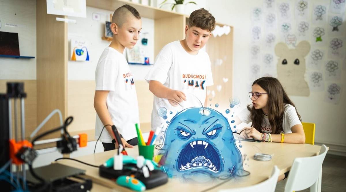 Budúcnosť INAK je inovatívny vzdelávací program z dielne Nadácie Pontis pre žiakov 2. stupňa ZŠ, ktorý pomáha rozvíjať kreativitu, kritické myslenie a schopnosť meniť svoje okolie. V Trnave funguje už od roku 2019.    Od septembra 2026 sa centrum presúva z priestorov ZŠ na Ulici Maxima Gorkého na Študentskú 29, kde aktuálne pôsobí Trnavská klubovňa Saigon.     Pri tejto príležitosti spúšťa centrum Budúcnosť INAK aj nábor nových účastníkov a súťaž pre žiakov 5. a 6. ročníka z Trnavy a okolia s názvom PORAZ BRAINFOGA!     Máš nápad, ako zlepšiť svoje okolie? Zapoj sa do tejto súťaže a vyhraj super ceny ako vstupy do laser arény, jump arény či aquaparku.     Viac informácií o centre a súťaži nájdete v tomto článku.