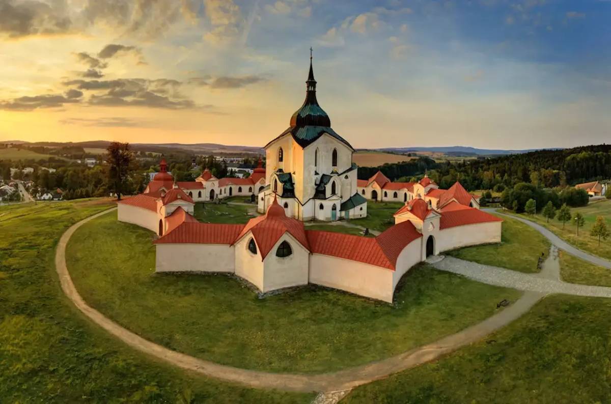 Ve čtvrtek 14. 5. se uskuteční celodenní výlet pro místní seniory do Žďáru nad Sázavou a Hamer nad Sázavou. Zajištěna je návštěva Zelené hory, zámku a klášteru ve Žďáru a  Šlakhamru v Hamrech nad Sázavou. Přihlásit se ještě můžete u paní Dany Malinové nejpozději do 4. 5. 2026. Cena je 300 Kč.