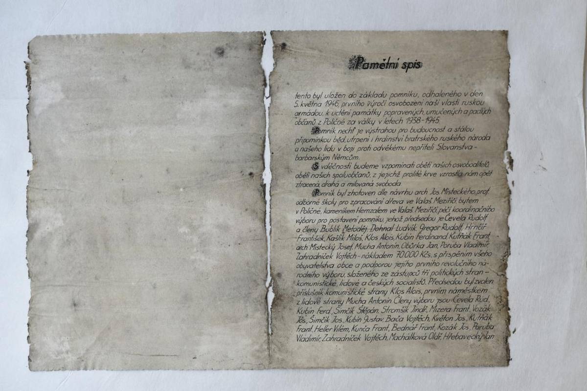 V souvislosti s avizovaným projektem obnovy pietních míst v obci Poličná s Vámi chceme sdílet překvapení, které skrývala poškozená část pomníku.