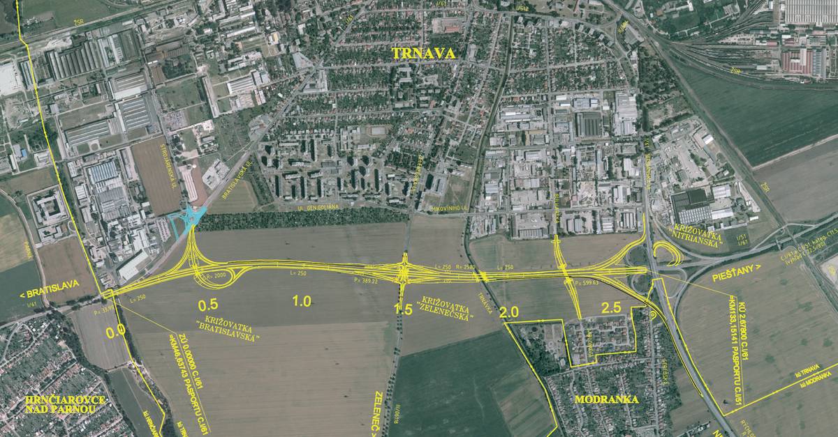 Príprava južného obchvatu Trnavy pokračuje a projekt vstupuje do ďalšej fázy.    V roku 2025 bola podpísaná zmluva s víťazným uchádzačom verejnej súťaže na spracovanie aktualizácie dokumentácie. Od podpisu zmluvy sa projekt významne posunul – zhotoviteľ dokumentácie už spracoval kľúčové vstupné podklady, medzi ktoré patria odborné posudky, prieskumy a merania nevyhnutné pre prípravu stavebného zámeru.     Tento obchvat patrí k najdôležitejší dopravným projektom, kedy mesto musí suplovať štát aby sa veci hýbali dopredu.      Prečo je to dôležité? Nový obchvat má výrazne odľahčiť dopravu v meste – najmä v lokalitách ako Linčianska, Tamaškovičova, Ulica 9. mája či Bratislavská. Zlepší dostupnosť Modranky a prispeje k bezpečnejšiemu a pokojnejšiemu prostrediu pre obyvateľov.     Hoci ide o štátnu investíciu, mesto Trnava sa rozhodlo veci urýchliť a aktívne pripravuje projektovú dokumentáciu, aby sa výstavba mohla reálne pohnúť dopredu. Cieľ je jasný menej tranzitu v uliciach, viac priestoru pre ľudí.       Celý článok si môžete prečítať na našom webe.
