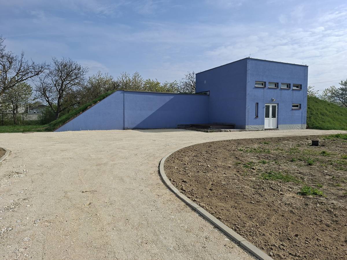 Na základe aktuálneho stavu projektu si dovoľujeme informovať o splnení kľúčových podmienok a ďalšom postupe: Vodný zdroj bol úspešne skolaudovaný a zároveň bolo vydané Rozhodnutie na osobitné užívanie vôd. Týmto bola splnená zásadná podmienka, a to preukázanie zabezpečenia zdroja pitnej vody. Žiadosť o nenávratný finančný príspevok na budovanie vodovodu a kanalizácie bola riadne podaná. V súčasnosti čakáme na vydanie rozhodnutia. starostka