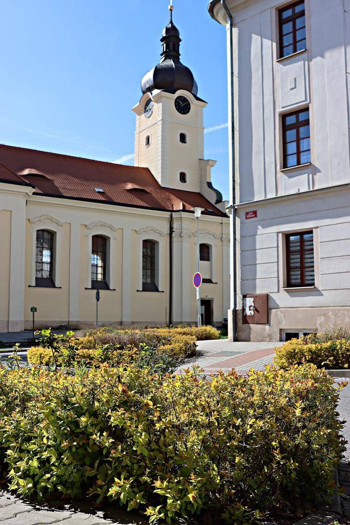 Rokycanský deník napsal: Město na severu Rokycanska má turistům co nabídnout a domácí jsou na to náležitě hrdí. Dominantou Radnic je kostel svatého Václava. Barokní novostavba z roku 1720, postavená podle návrhu Jakuba Augustona ml. na místě staršího kostela.
