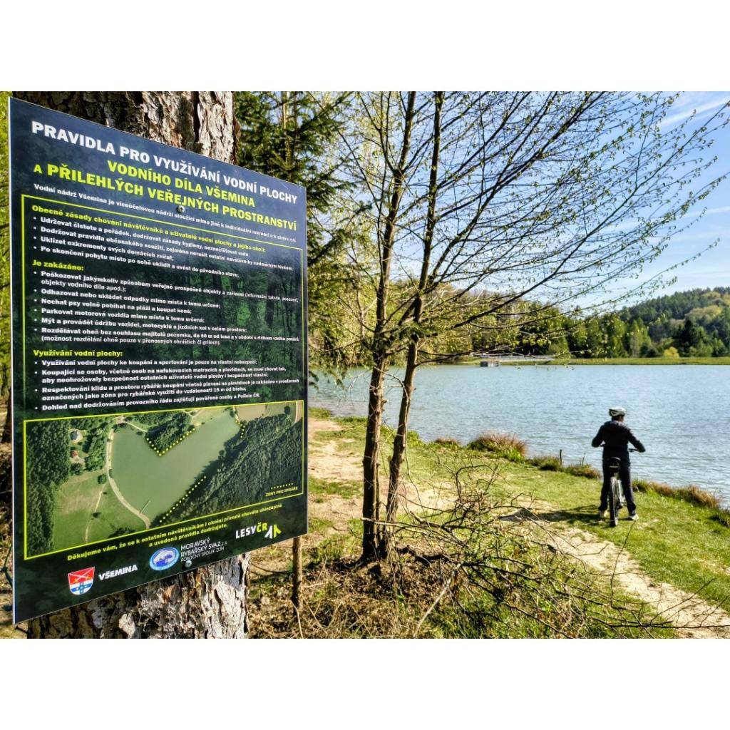 Správce přehrady společně s obcí a rybáři připravili nové informační tabule, které jasně vysvětlují pravidla v areálu. Jejich dodržování se bude kontrolovat, aby si toto krásné místo mohl užít opravdu každý. (vk)