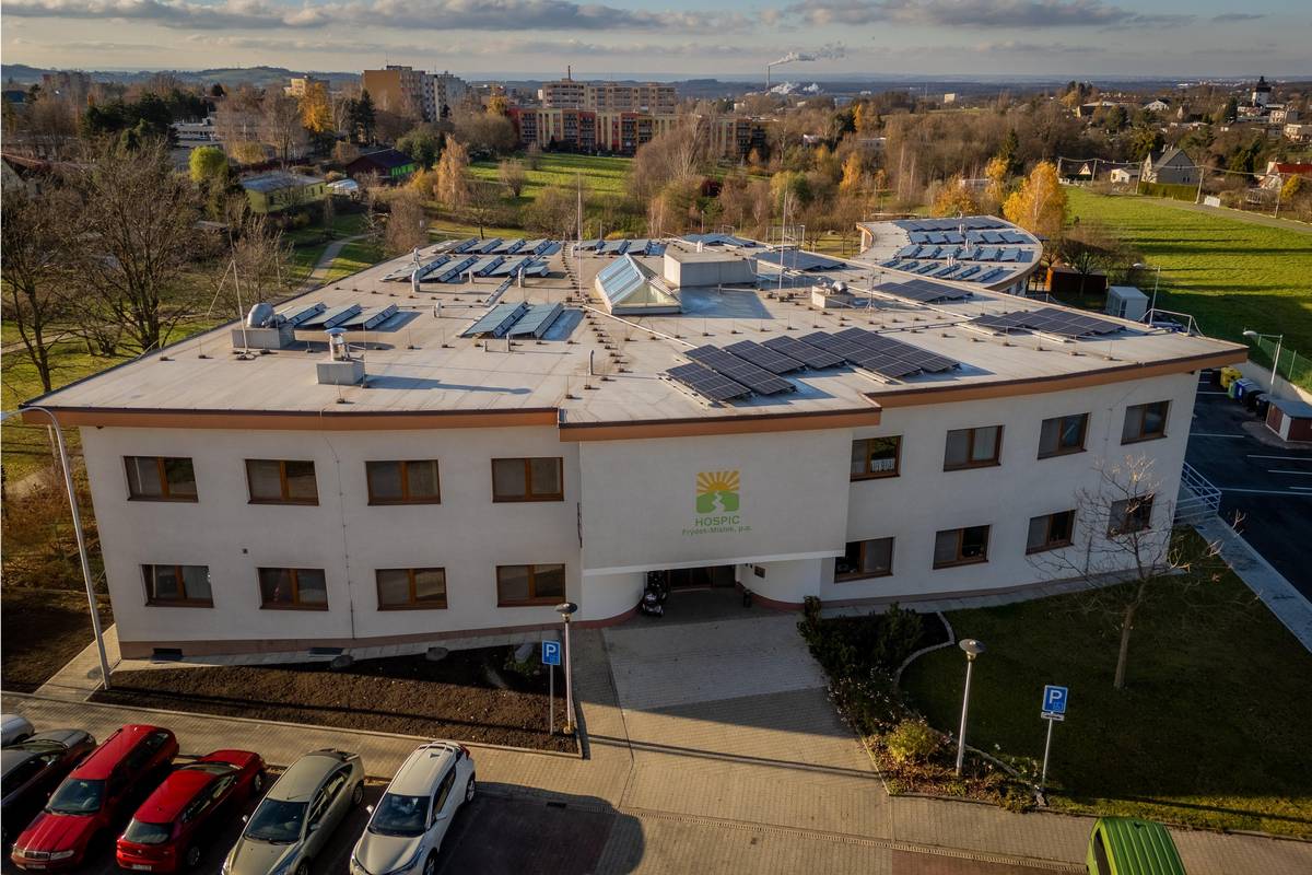 Dlouholetý problém s vlhkostí, který trápil frýdecko-místecký hospic, je minulostí. Radnice od roku 2021 musela řešit několik objektů s narušenou hydroizolací, v případě hospice však šlo o novostavbu, kde se už krátce po dostavbě v roce 2010 začala projevovat degradace zdiva. Čtěte na webu města: HOSPIC FRÝDEK-MÍSTEK PO OBNOVĚ: REVITALIZACE VYŘEŠILA PROBLÉM S VLHKOSTÍ | Frýdek-Místek